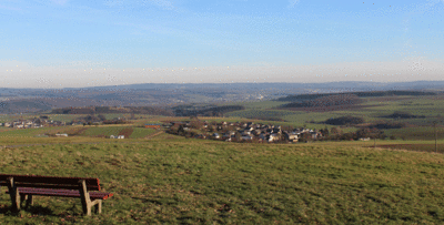 Blick vom Heise Bäumchen Dachsenhausen in den Bachheimer Grund