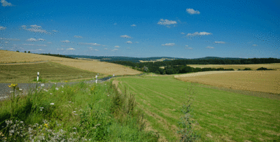 Ausblick bei Lautert über das Mühlbachtal hinweg bis in den Taunus